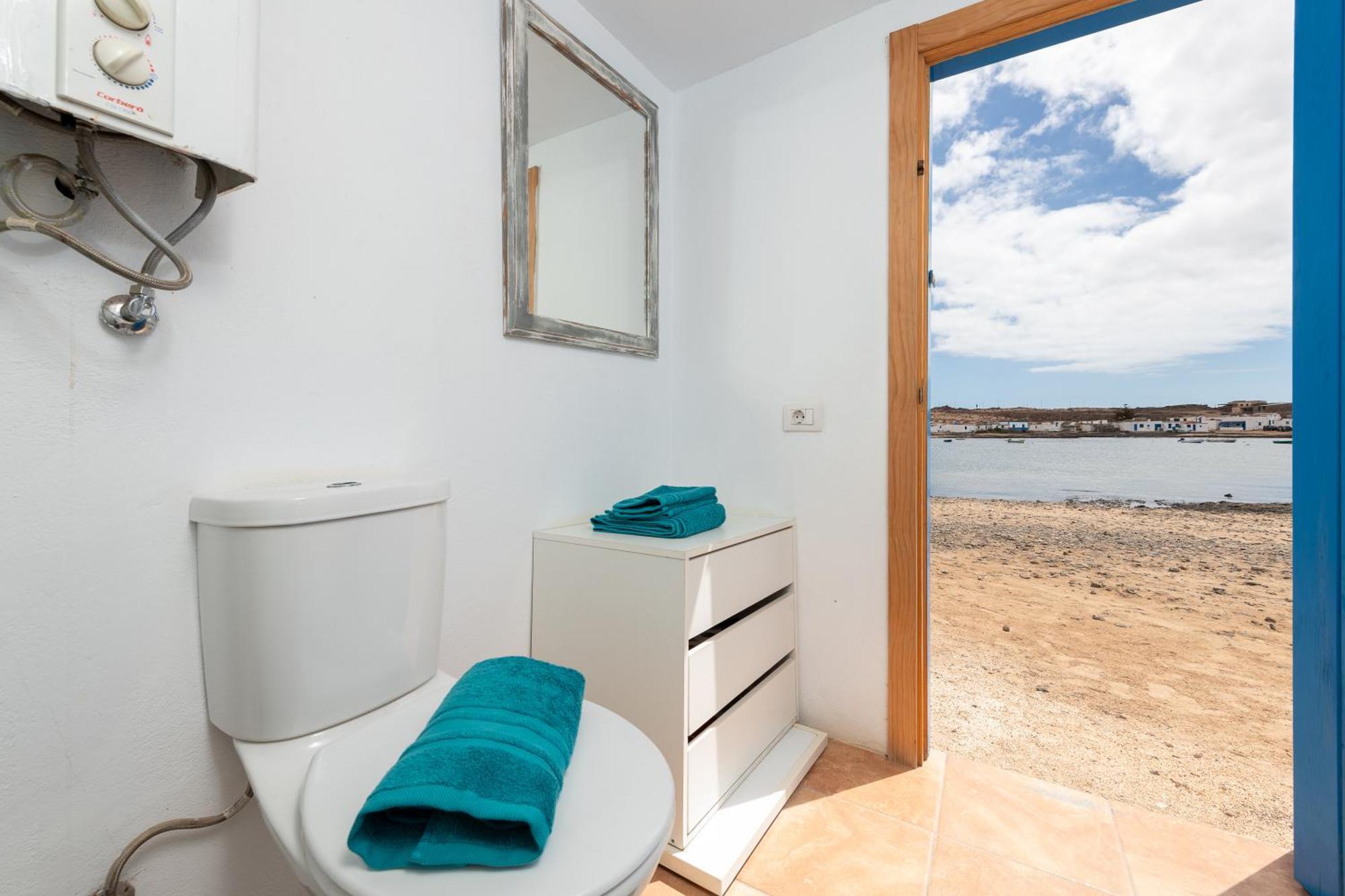 Cabin In Front Of Idyllic Majanicho Beach Luaran gambar