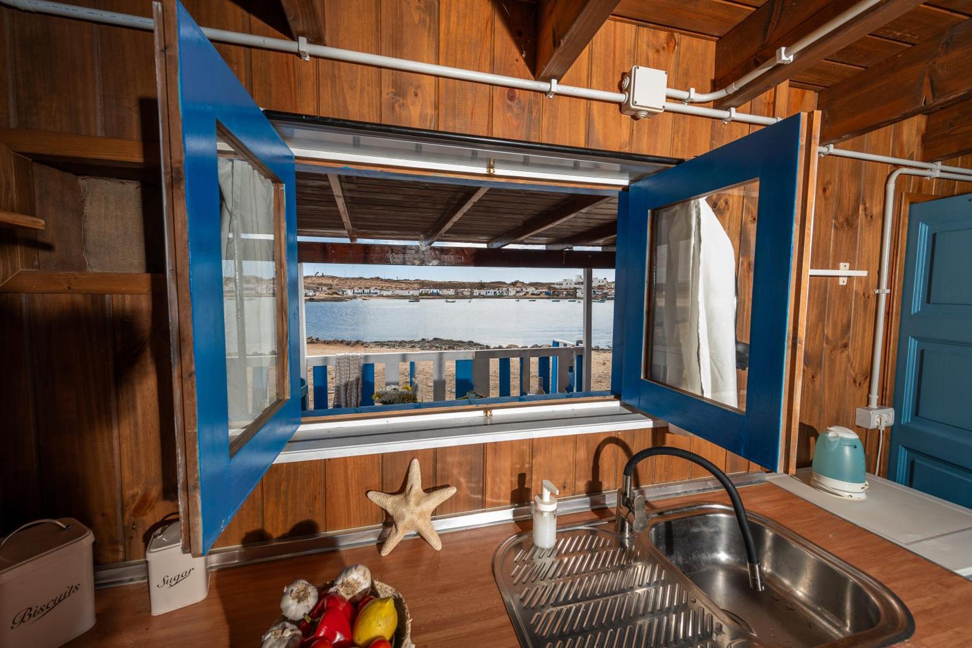 Cabin In Front Of Idyllic Majanicho Beach Luaran gambar