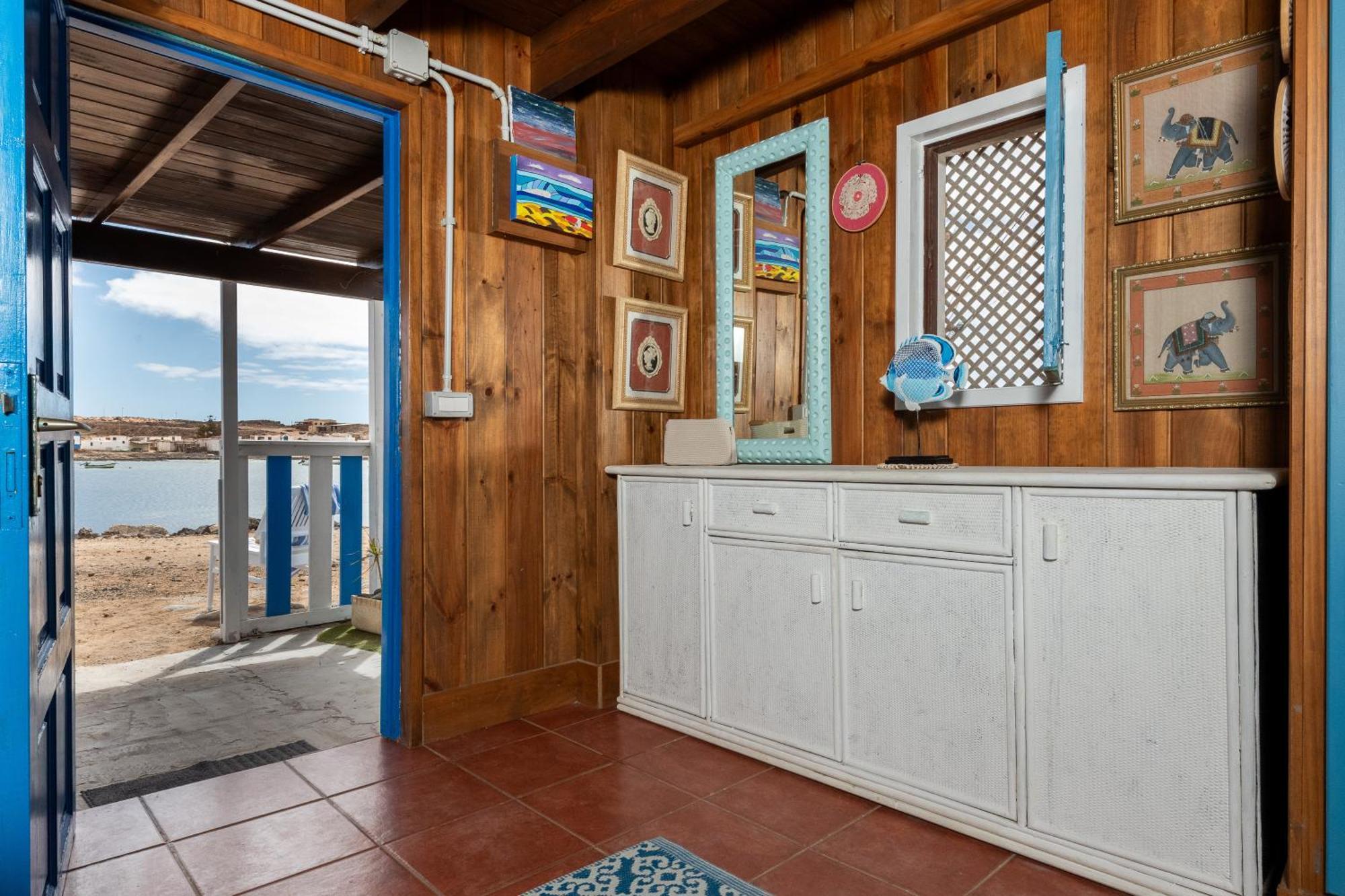 Cabin In Front Of Idyllic Majanicho Beach Luaran gambar
